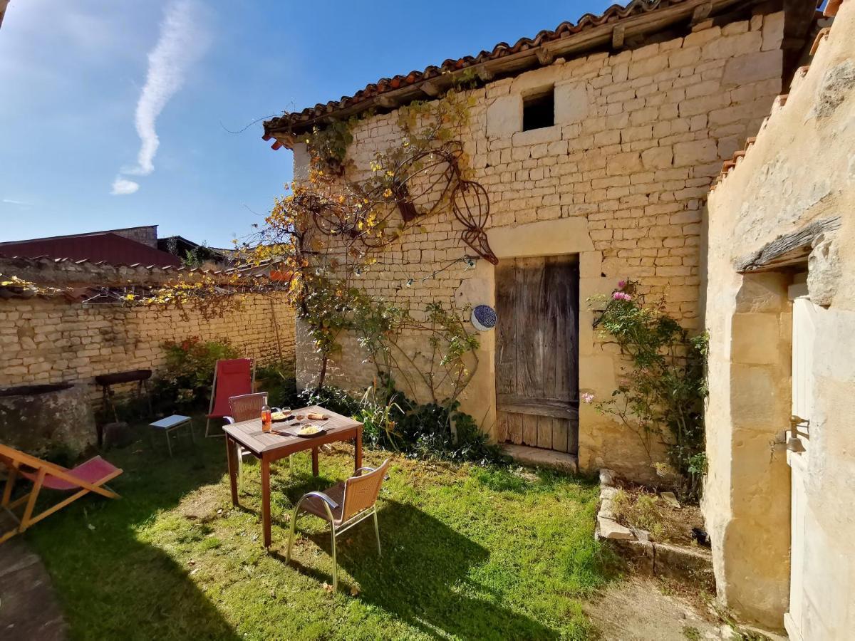 La Maison De Thomas Saint-Amant-de-Boixe 외부 사진
