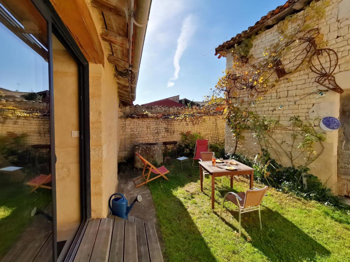 La Maison De Thomas Saint-Amant-de-Boixe 외부 사진