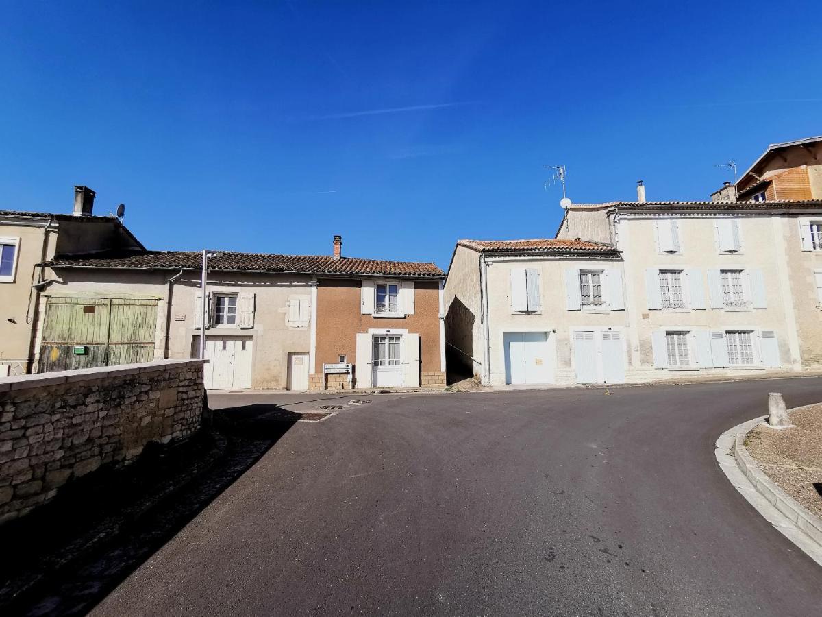 La Maison De Thomas Saint-Amant-de-Boixe 외부 사진