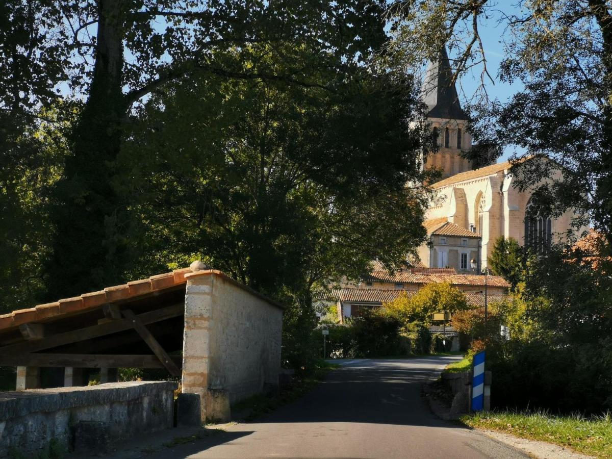 La Maison De Thomas Saint-Amant-de-Boixe 외부 사진