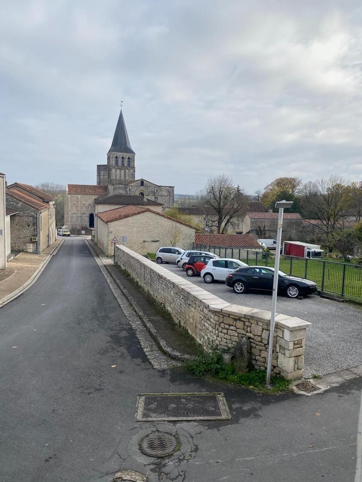La Maison De Thomas Saint-Amant-de-Boixe 외부 사진